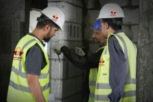 مهندسو أسوار عسير في موقع العمل